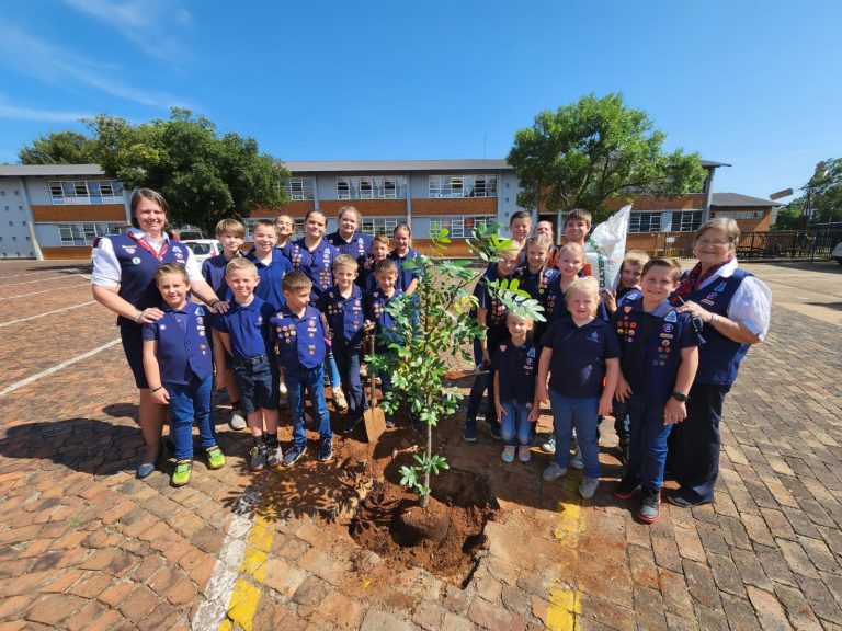 Sytze Wierda Voortrekkers plant n Natalse Mohagony by Laerskool Swartkop - Amptelik